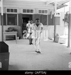 Voyage au Suriname et aux Antilles néerlandaises un patient est introduit à l'hôpital "Princess Juliana" sur une civière Date: 1947 lieu: Station de câble, Suriname mots clés: Infirmières, hôpitaux Banque D'Images