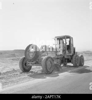 Israël 1964-1965: Zone de la mer morte un tracteur déplace du sable pour la construction d'une route. Date: 1964 Lieu: Dead Sea, Israel Mots Clés: Tracteurs Banque D'Images