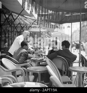 Etudiants de l'Université de Paris (Sorbonne) une terrasse à Paris, avec étudiants et serveur Date: 1948 lieu: France, Paris mots clés: Serveurs, étudiants, terrasses Banque D'Images