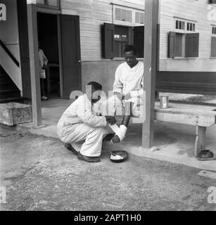 Voyage au Suriname et aux Antilles néerlandaises une infirmière traite une infection à une jambe à l'hôpital "Princess Juliana" à la station de câble Date: 1947 lieu: Station de câble, Suriname mots clés : patients, infirmières, hôpitaux Banque D'Images