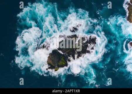 Vue de drone pour le coucher du soleil à Pantai Semeti; Lombok Tengah, Nusa Tenggara Ouest, Indonésie Banque D'Images