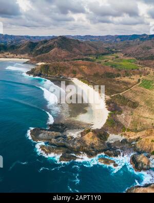 Vue de drone pour le coucher du soleil à Pantai Semeti; Lombok Tengah, Nusa Tenggara Ouest, Indonésie Banque D'Images