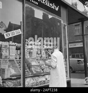 Dublin UN commerçant peint des textes sur la fenêtre de la boutique Date: 1946 lieu: Dublin, Irlande mots clés: Boutiques Banque D'Images