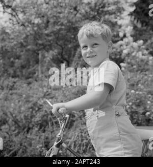 Visite à Icking UN fils Kreisselmeier avec son vélo Date: Mai 1964 lieu: Bavière, Allemagne mots clés: Bicyclettes, garçons Banque D'Images