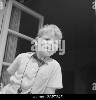 Visite à Icking UN fils Kreisselmeier dans la fenêtre Date: Mai 1964 lieu: Bavière, Allemagne mots clés: Garçons Banque D'Images