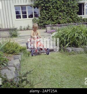 Visite à Icking UN fils Kreisselmeier avec son Go-kart Date: Mai 1964 lieu: Bavière, Allemagne mots clés: Garçons, terrasses, jardins Banque D'Images