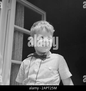 Visite à Icking UN fils Kreisselmeier dans la fenêtre Date: Mai 1964 lieu: Bavière, Allemagne mots clés: Garçons Banque D'Images