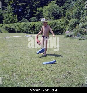 Visite à Icking UN fils Kreisselmeier avec son masque Date: Mai 1964 lieu: Bavière, Allemagne mots clés: Garçons, jardins Banque D'Images