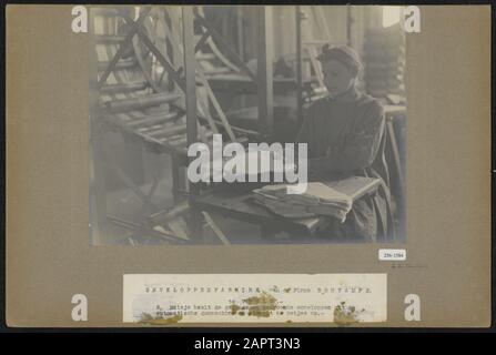 À l'usine d'enveloppes Bontames de Venlo, une fille prend des enveloppes géommées et séchées de la machine automatique de gomme et fait des piles de date: Environ. 1919 Banque D'Images
