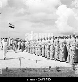 Antilles néerlandaises et Suriname au moment de la visite royale de la Reine Juliana et du Prince Bernhard en 1955 Garde d'honneur au dévoilement de la statue de Wilhemina dans le parc Wilhelmina à Oranjestad, Aruba Date : 24 octobre 1955 lieu : Aruba, Oranjestad mots clés : visites royales, soldats, statues Banque D'Images