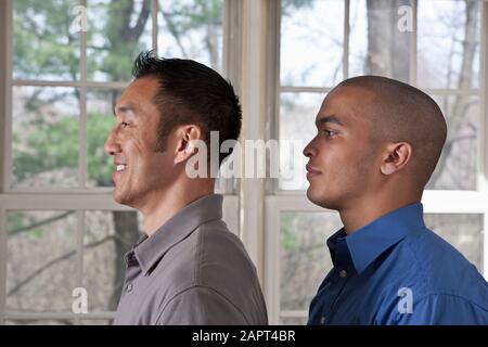 Portrait de la vue latérale de deux jeunes hommes d'affaires debout orienté vers la gauche Banque D'Images
