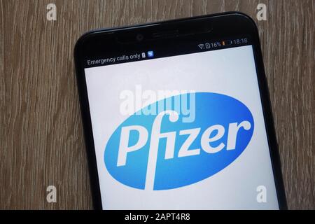 Logo Pfizer affiché sur un smartphone moderne Banque D'Images