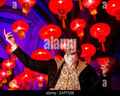 Gareth Morrison en costume d'époque joue Robert Burns, poète écossais au lancement du festival annuel Burns & Beyond pour marquer Burns Night au High Kirk de St Giles, qui coïncide avec le nouvel an chinois, année du rat, célébrations. Des lanternes chinoises rouges sont accrochés au plafond voûté de la cathédrale Banque D'Images
