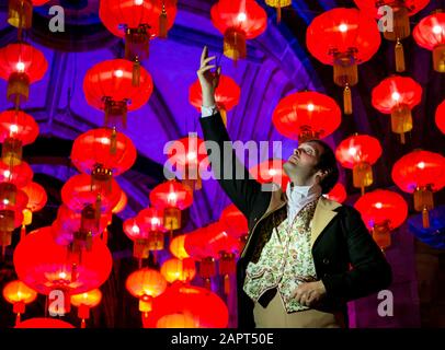 Gareth Morrison en costume d'époque joue Robert Burns, poète écossais au lancement du festival annuel Burns & Beyond pour marquer Burns Night au High Kirk de St Giles, qui coïncide avec le nouvel an chinois, année du rat, célébrations. Des lanternes chinoises rouges sont accrochés au plafond voûté de la cathédrale Banque D'Images