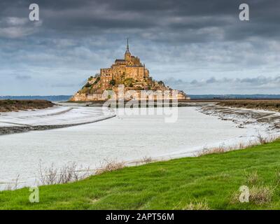 Mont-Saint-Michel, France - Mars 9, 2019. Vue sur le Mont-Saint-Michel en Normandie, site classé au patrimoine mondial de l'UNESCO. Banque D'Images