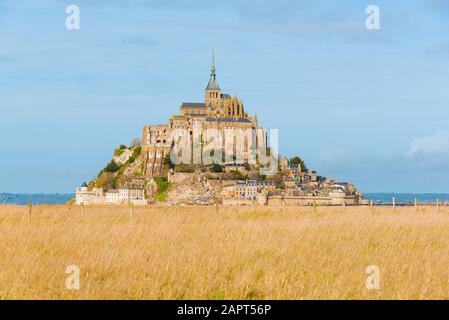 Mont-Saint-Michel, France - Mars 9, 2019. Vue sur le Mont-Saint-Michel en Normandie, site classé au patrimoine mondial de l'UNESCO. Banque D'Images