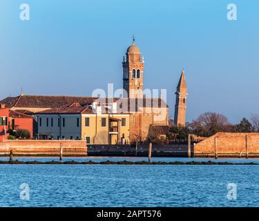 Venise, italie - Novembre 18, 2018. Photo horizon de Burano avec la tour penchée de Parrocchia di San Martino Vescovo sur la droite. Banque D'Images