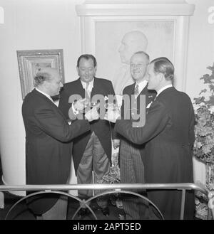 Usine de cigares du 50ème anniversaire Karel i Eindhoven directeurs d'usine Jan (2ème à gauche) et Albert van Abbe (extrême à droite) toast avec le maire Kolfschoten (2ème à droite) et homme inconnu Date: 1 janvier 1950 lieu: Eindhoven mots clés: Directeurs, boissons, usines, conversations, industrie du tabac Nom personnel: Abbe, Albert van, Abbe, Jan van, Kolfschoten, H.A.M.T. Banque D'Images