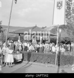 Moselle: Fête du costume et du vin soirée goers à la Weinbrunnen avec une sculpture décorée de tonneau de vin, juste en face d'un chariot de glace Date: 4 juillet 1959 lieu: Allemagne, Kröv, Rhénanie-Palatinat, Allemagne de l'Ouest mots clés: Sculptures, comans de glace, costume, public, festivals folkloriques, vin Banque D'Images