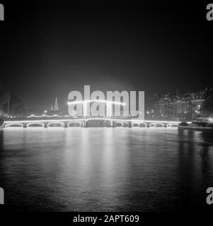 Cinquante ans d'anniversaire du gouvernement de l'éclairage du Parti Reine Wilhelmina à Amsterdam. Skinny Bridge over the Amstel Date: Septembre 1948 lieu: Amsterdam, Noord-Holland mots clés: Ponts, inaugurations, maison royale, illuminations Nom de l'établissement: Skinny Bridge Banque D'Images