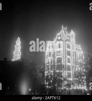 Cinquante ans d'anniversaire du gouvernement de la Reine Wilhelmina Party Lighting Amsterdam. Hoek Keizersgracht-Leliegracht Date : septembre 1948 lieu : Amsterdam, Noord-Holland mots clés : soirées, bâtiments, anniversaires, maison royale, éclairage Banque D'Images