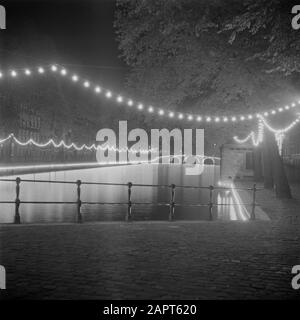 Cinquante ans d'anniversaire du gouvernement de la Reine Wilhelmina Party Lighting Amsterdam. Les canaux éclairés ont attiré la nuit par des tombes de spectateurs de nuit. Date: Septembre 1948 lieu: Amsterdam, Noord-Holland mots clés: Soirées, ponts, canaux, anniversaires, maison royale, lumières Banque D'Images