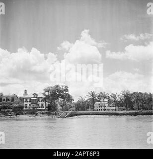 Voyage au Suriname et aux Antilles néerlandaises fort Zeelandia à Paramaribo vu de l'autre côté du Surinamerivier. A gauche la "Corner House" à Waterkant no 2 Date: 1947 lieu: Paramaribo, Suriname mots clés: Rivières, images de la ville, fortifications Banque D'Images