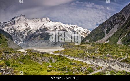 Mont Sefton Au-Dessus Du Lac Mueller, Pont Pivotant Au-Dessus De La Rivière Hooker, Alpes Du Sud, Parc National Du Mont Cook D'Aoraki, Canterbury, Île Du Sud, Nouvelle-Zélande Banque D'Images