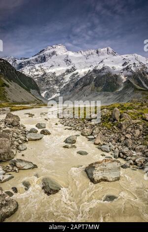 Mont Sefton, Rivière Hooker, Vue Depuis Le Pont Tournant À Hooker Valley Track, Alpes Du Sud, Aoraki Mount Cook Natl Park, Île Du Sud, Nouvelle-Zélande Banque D'Images