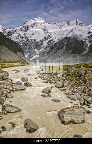 Mont Sefton, Rivière Hooker, Vue Depuis Le Pont Tournant À Hooker Valley Track, Alpes Du Sud, Aoraki Mount Cook Natl Park, Île Du Sud, Nouvelle-Zélande Banque D'Images