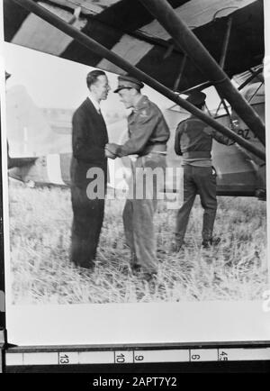 Reproduction Photographie photo d'une photo prise après l'atterrissage du prince Bernhard au Bilserbaan près de Maastricht. Le Prince Bernhard est accueilli par Willem Baron Michiels van Kessenich, maire de Maastricht Date: 18 septembre 1944 lieu: Limbourg, Maastricht mots clés: Libération, maires, avions Nom personnel: Bernhard (prince Pays-Bas), Michiels van Kessenich, Willem Banque D'Images
