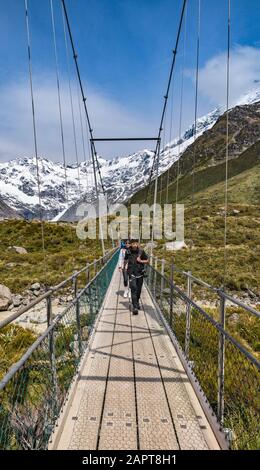 Randonneurs Au Pont Tournant Du Hooker Valley Track, Près Du Lac Hooker, Des Alpes Du Sud, Du Parc National Aoraki Mount Cook, Canterbury, Île Du Sud, Nouvelle-Zélande Banque D'Images