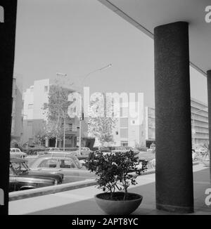 Israël 1964-1965: Tel Aviv, Images de rue Galerie avec bâtiments et voitures garées Date: 1964 lieu: Israël, tel Aviv mots clés: Voitures, bâtiments, images de rue Banque D'Images