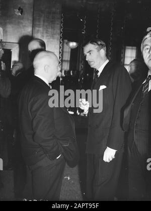 HIE [Pays-Bas en Angleterre]/Anefo London series Club néerlandais Oranjehaven à Londres. Le Premier ministre de gauche P.S. Gerbrandy en conversation avec le ministre des Affaires étrangères du Royaume-Uni, Sir Anthony Eden Annotation: La moitié droite du ministre visible Bolkestein of Education Date: Septembre 1944 lieu: Grande-Bretagne, Londres mots clés: Clubs, ministres, premiers ministres, première Guerre mondiale Nom personnel: Eden, Anthony, Gerbrandy, Pieter Sjoerd Nom de l'institution: Oranjehaven Banque D'Images