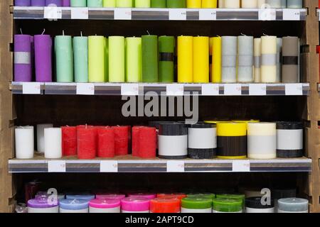 Bougies à vendre dans un magasin de décoration intérieure. Сoloured variété de bougies de paraffine dans un magasin de bougie confortable. Réductions sur les étiquettes de prix, vente. Banque D'Images