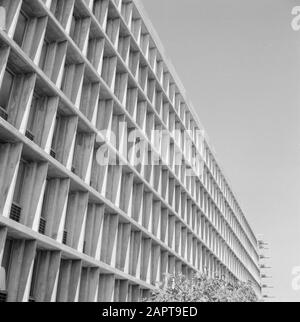 Israël 1964-1965: Tel Aviv, bâtiment moderne d'infrastructure et d'architecture, probablement un bâtiment judiciaire Date: 1964 lieu: Israël, tel Aviv mots clés: Bâtiments Banque D'Images