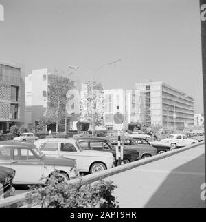 Israël 1964-1965: Tel Aviv, Street images Immeubles et voitures garées Date: 1964 lieu: Israël, tel Aviv mots clés: Voitures, bâtiments, images de rue Banque D'Images