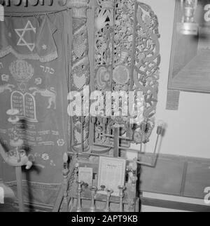 Partie de l'Arke Saint de la coiffure Ashkénaze à Safad (Safed) avec voile sur lequel figure une étoile de David, les deux tables de droit couronnées et les deux lions Date: Non dévêlé lieu: Israël, Safad, Safed mots clés: Religion juive, lions, art religieux, synagogues Nom personnel: Ha ari Banque D'Images