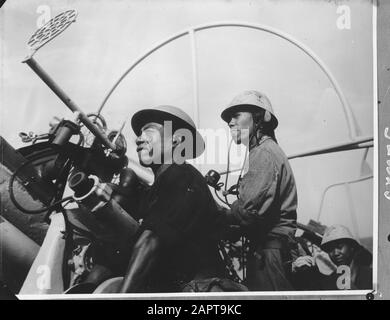 [Armes anti-aéronefs sur un navire exploité par des membres d'équipage indonésiens] Date: 1945 mots clés: Seconde Guerre mondiale Banque D'Images