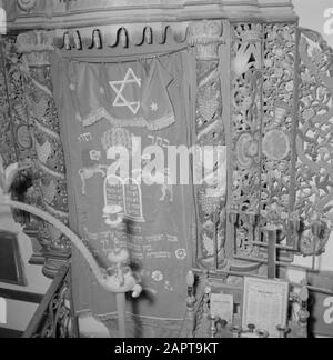 Partie de l'Arke Saint de la coiffure Ashkénaze à Safad (Safed) avec voile sur lequel figure une étoile de David, les deux tables de droit couronnées et les deux lions Date: Non dévêlé lieu: Israël, Safad, Safed mots clés: Religion juive, lions, art religieux, synagogues Nom personnel: Ha ari Banque D'Images