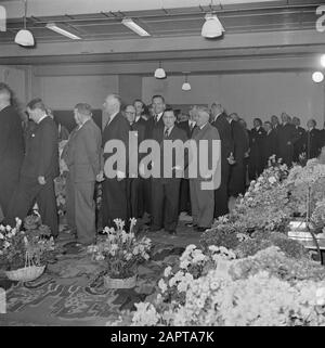 Usine de cigares du 50ème anniversaire Karel i Eindhoven Invités en ligne pendant la réception Date: 1 Janvier 1950 lieu: Eindhoven mots clés: Usines, réceptions, industrie du tabac Banque D'Images