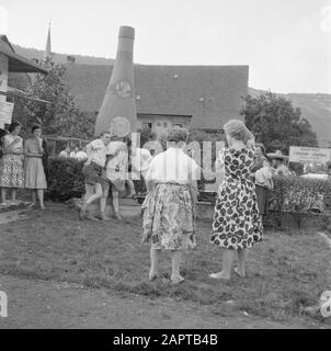 Moselle: Costume and Wine Festival A Joué 'fin de la fête' dans une grande bouteille géante comme décor Date: 4 juillet 1959 lieu: Allemagne, Kröv, Rhénanie-Palatinat, Allemagne de l'Ouest mots clés: Bouteilles, public, festivals folkloriques, vin Banque D'Images