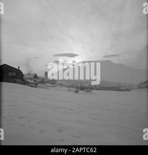 Hiver au Tyrol vue du coucher du soleil derrière la Nordkette à Lans Date: Janvier 1960 lieu: Lance, Autriche, Tyrol mots clés: Montagnes, villages, paysages, panoramas, neige, hiver, coucher de soleil Banque D'Images