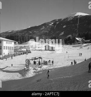 Hiver au Tyrol vue des amateurs de sports d'hiver aux remontées mécaniques de Patscherkofel Date: Janvier 1960 lieu: Igls, Autriche, Tyrol mots clés: Montagnes, téléphérique, paysages, ski, neige, hiver, sports d'hiver Banque D'Images