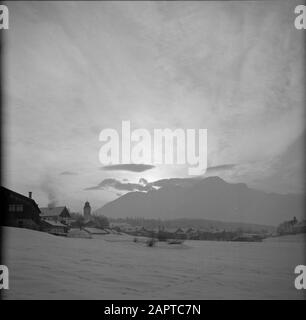 Hiver au Tyrol vue du coucher du soleil derrière la Nordkette à Lans Date: Janvier 1960 lieu: Lance, Autriche, Tyrol mots clés: Montagnes, villages, paysages, panoramas, neige, hiver, coucher de soleil Banque D'Images