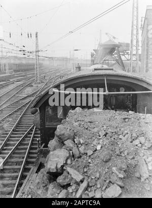 Reportage Nederlandse Spoorwegen vue d'une locomotive à vapeur sur l'appel d'offres rempli de charbon Date: 1932 lieu: Amsterdam, Noord-Holland mots clés: Chemins de fer, charbon, locomotives à vapeur Banque D'Images