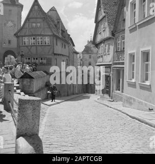 Mittelfranken vue de Plönlein avec la gauche le Sieberstor et la droite la porte de Kobolzeller Date: 1960 lieu: Bavière, Allemagne, Rothenburg ob der Tauber, Allemagne de l'Ouest mots clés: Ports de la ville, images de rue, tourisme, tours, piétons, boutiques Banque D'Images