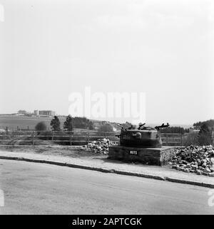 Mémorial du Mardasson, le mémorial de la guerre des États-Unis à Bastogne, Belgique vue du monument à l'horizon; à côté de la route une élévation de brique avec la tourelle d'un réservoir incluant le mot NUTS état écrit: "Les écrous (absurdités) se réfère à la réponse donnée par le général américain A.C. McAuliffe à la demande allemande de reddition à la bataille de Bastogne en décembre 1944 Date: 1956 lieu: Bastogne, Belgique mots clés: Monuments, panoramas, chars Banque D'Images