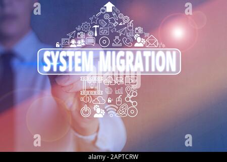 Écriture manuelle conceptuelle montrant la migration du système. Concept signifie passer de l'utilisation d'un environnement d'exploitation à un autre Banque D'Images