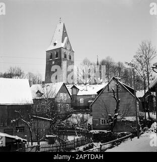 Rothaargebergte Girkhausen en hiver Date : non daté lieu : Allemagne, Girkhausen, Rhénanie-du-Nord-Westphalie, Allemagne de l'Ouest mots clés : images de village, édifices religieux, neige, hiver Banque D'Images